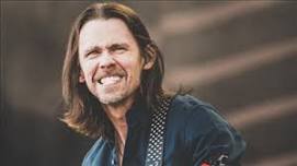 Myles Kennedy Performs at Show Court Stage!