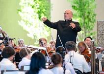 VAN ZWEDEN CONDUCTS MENDELSSOHN