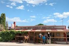 Helicopter Pub Tour: Exquisite Outback Lunch and Local Entertainment