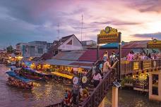 Amphawa Floating Market: A Charming Riverbank Shopping Experience Near Bangkok