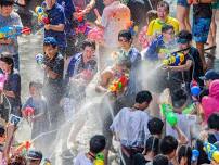 Make friends & Songkran !