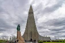 Reykjavík Walking Tour: Insight into Icelandic History with Private Club Access