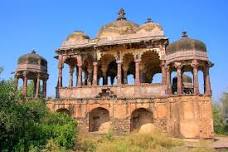 Private Half-Day Trekking Tour to Ranthambore Fort: Ancient Structures, Temples and Wildlife